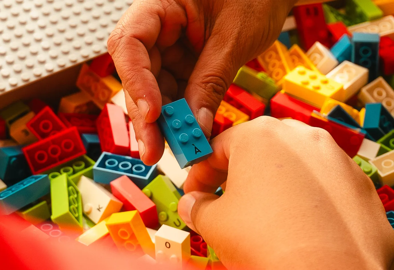 Tugba Ceri 27.8.2023 Lego Braille Alfabeli Parcalari Satisa Sunuyor